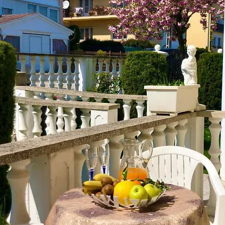 Aura Apartment *